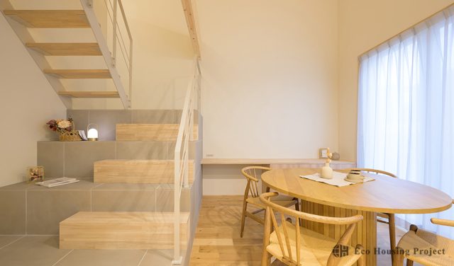 塗り壁×オーガニックインテリアが映える29帖LDK！吹き抜け＆大開口で開放感あふれる家