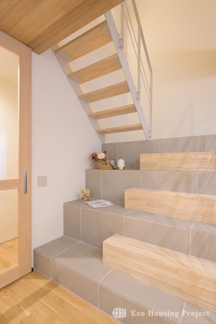 塗り壁×オーガニックインテリアが映える29帖LDK！吹き抜け＆大開口で開放感あふれる家