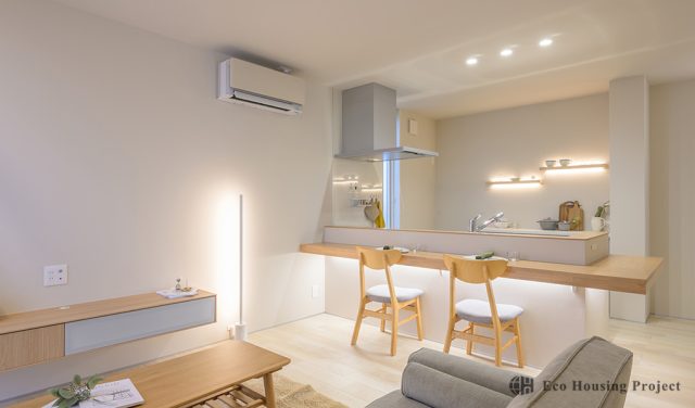 延床20坪！限られた空間でミニマルに暮らす　洗練されたグレーの塗り壁に植栽が映える家