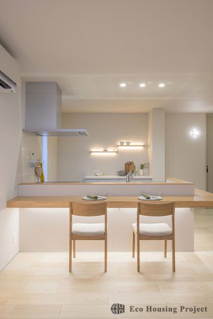 延床20坪！限られた空間でミニマルに暮らす　洗練されたグレーの塗り壁に植栽が映える家