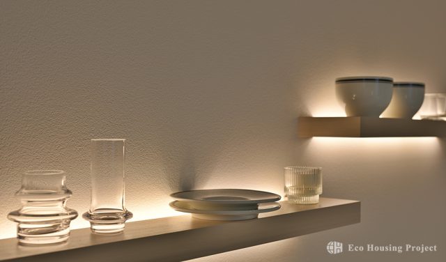 延床20坪！限られた空間でミニマルに暮らす　洗練されたグレーの塗り壁に植栽が映える家