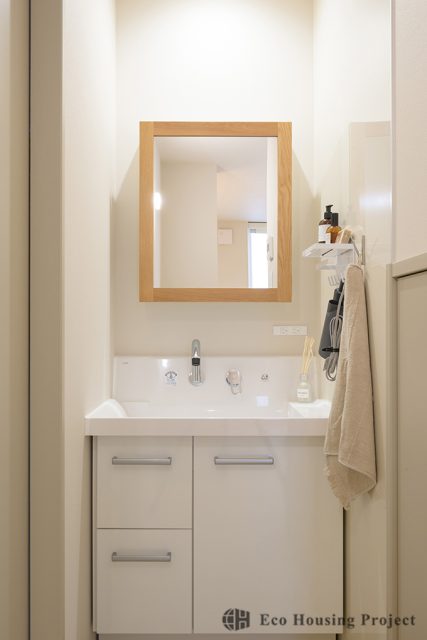 延床20坪！限られた空間でミニマルに暮らす　洗練されたグレーの塗り壁に植栽が映える家