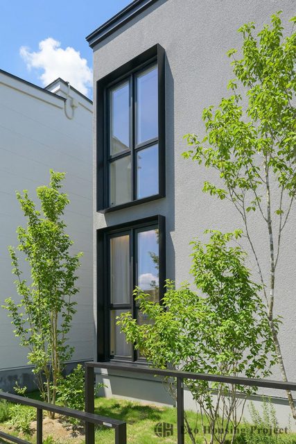 延床20坪！限られた空間でミニマルに暮らす　洗練されたグレーの塗り壁に植栽が映える家