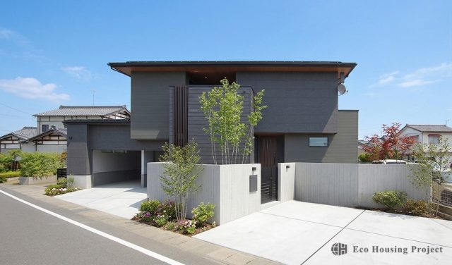 五感を満たすホテルライクな空間。クローズ外構が守る、重厚な都市型邸宅