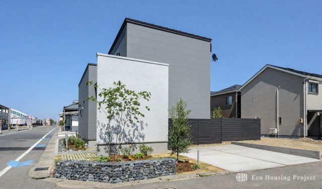 街並みに映えるファサード。美しい庭が日常を彩る住まい