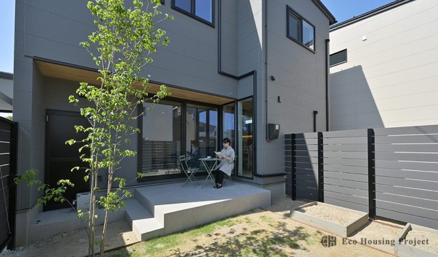 街並みに映えるファサード。美しい庭が日常を彩る住まい