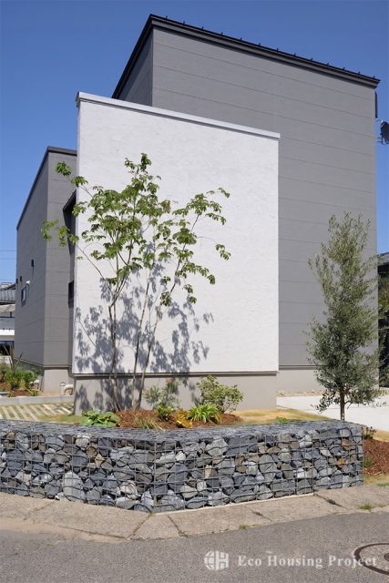 街並みに映えるファサード。美しい庭が日常を彩る住まい