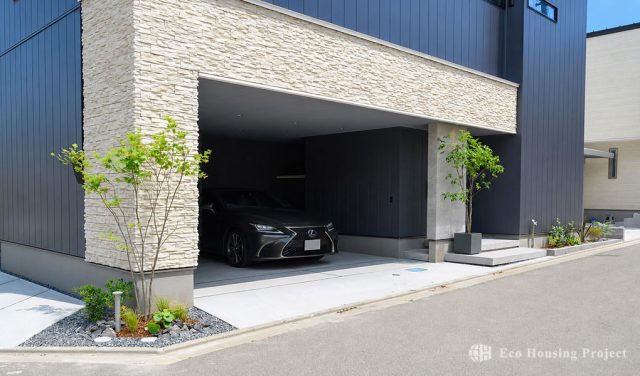 2階リビングの開放感と、上質なホテルライクに包まれるガレージハウス